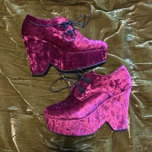 Crushed velvet wedges